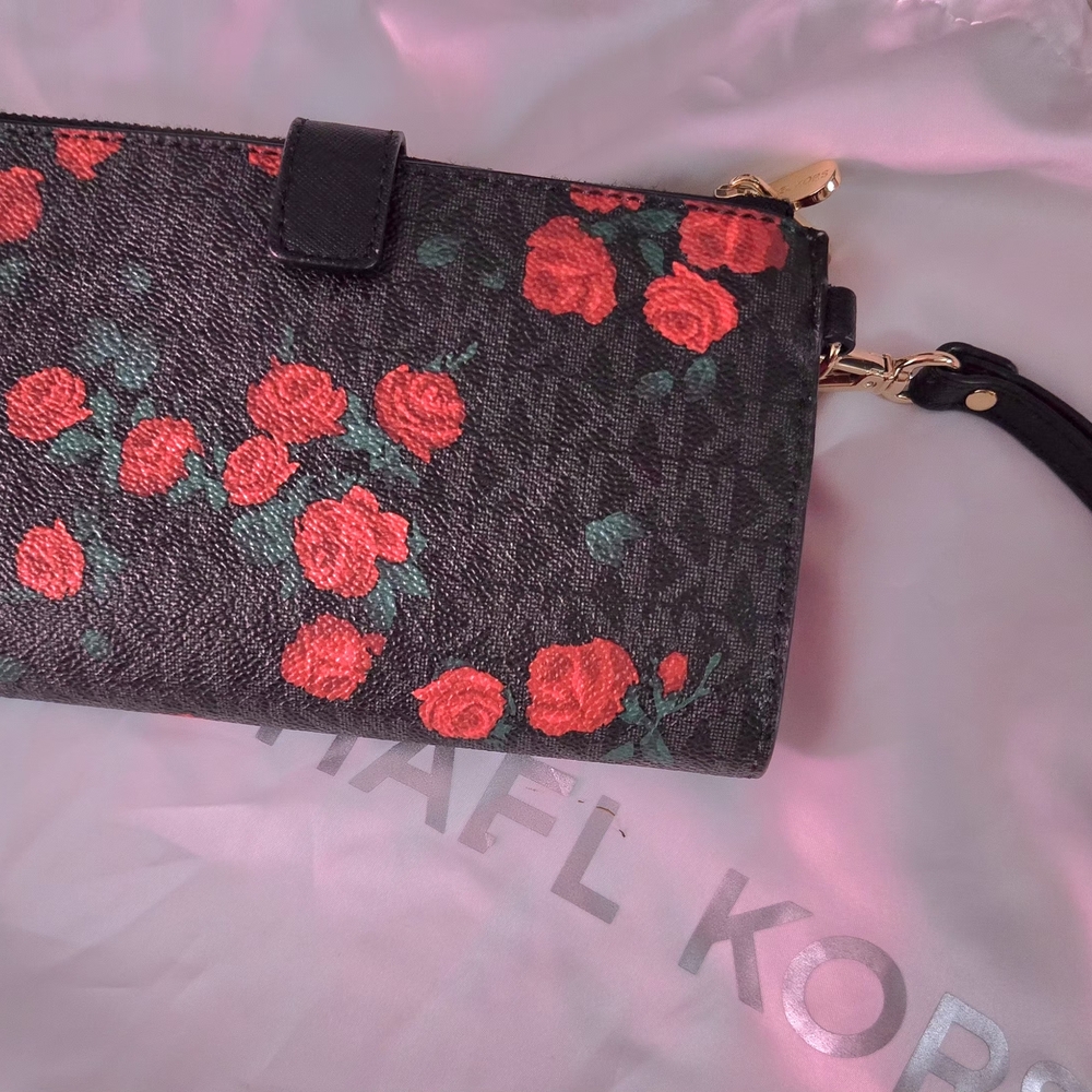 💥FINAL PRICE DROP💥🌹Michael Kors "Jet Set" Black and Red Floral Wristlet🌹 - Picture 2 of 10